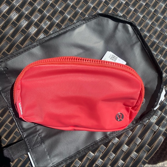 Last one Lululemon Everywhere Belt Bag Pale Raspberry NWT - Picture 6 of 9